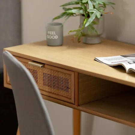 Bright And Elegant Old Town Garbary With Air Conditioning By Renters Prestige 포즈난